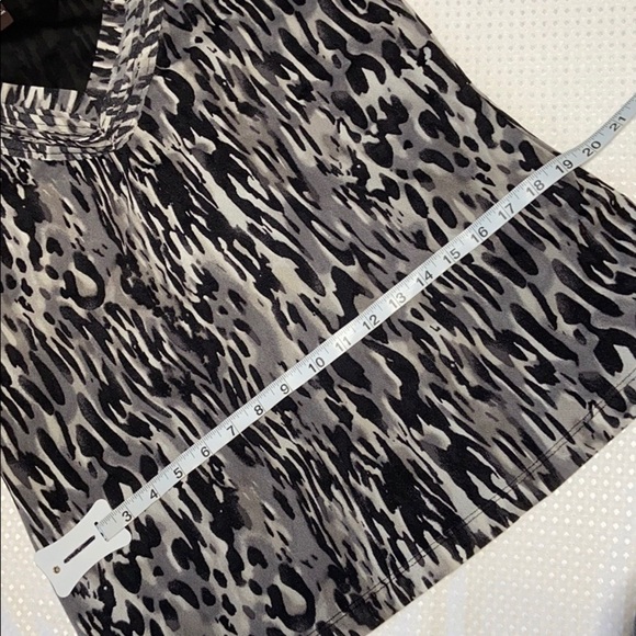 𝅺DANA Buchman Animal Print V Neck Top - Picture 3 of 7